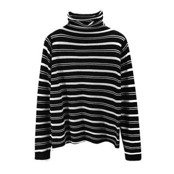 Noul negru-și-alb cu dungi de înaltă gât pulover pentru toamna/iarna 2020 dispune de o cu mâneci lungi fund de sus.