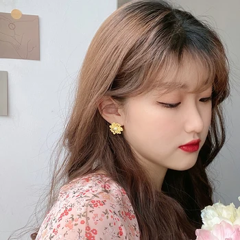Moda Proaspete Mici Daisy Asimetrice Cercei Drăguț Romantice Coreea de Geometrie Micul Daisy Flori Cercei Stud pentru Femei Bijuterii